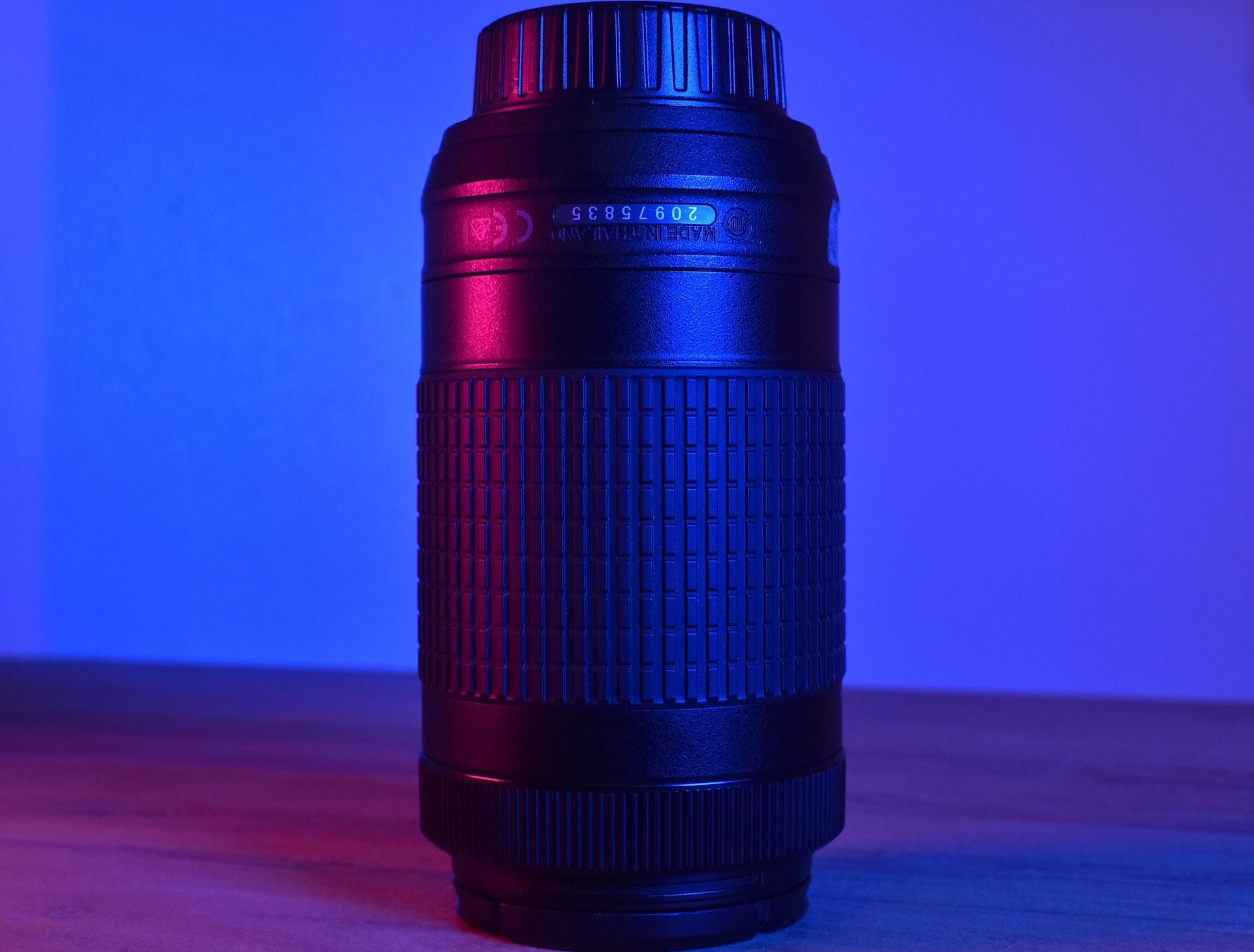 imágenes que ilustran servicios de branding, marketing digital, gestión de redes sociales, desarrollo de sitios web y fotografía profesional.