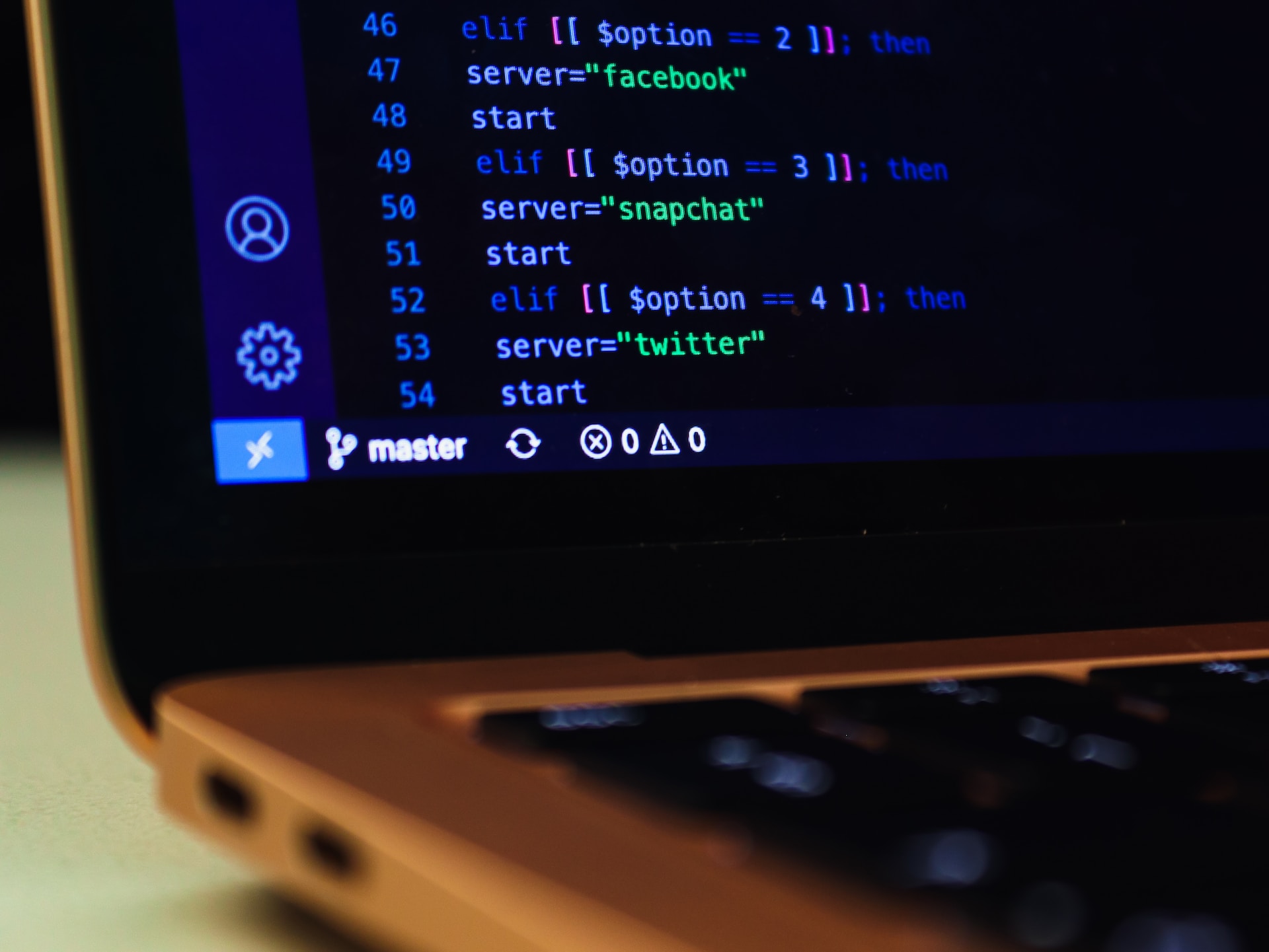 imágenes que ilustran servicios de branding, marketing digital, gestión de redes sociales, desarrollo de sitios web y fotografía profesional.