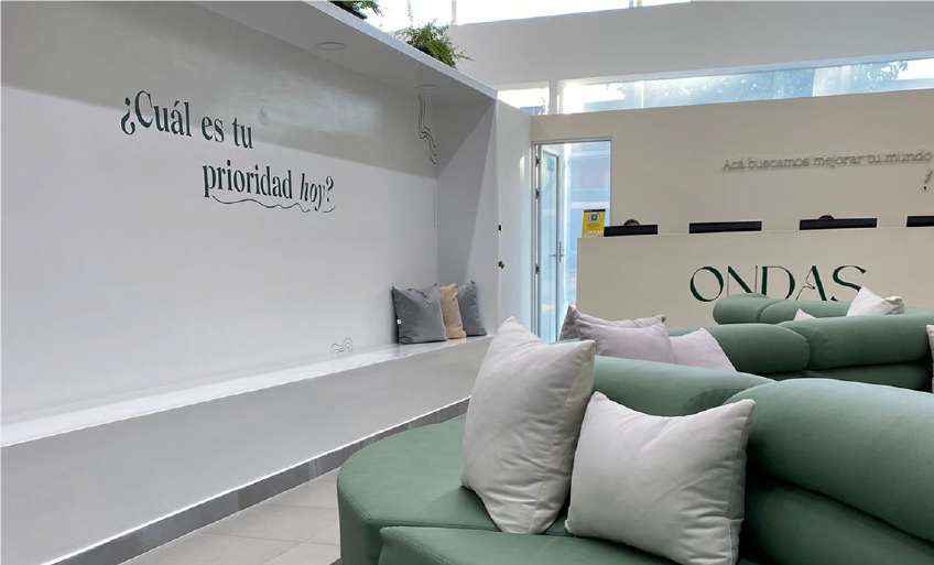 imágenes que ilustran servicios de branding, marketing digital, gestión de redes sociales, desarrollo de sitios web y fotografía profesional.