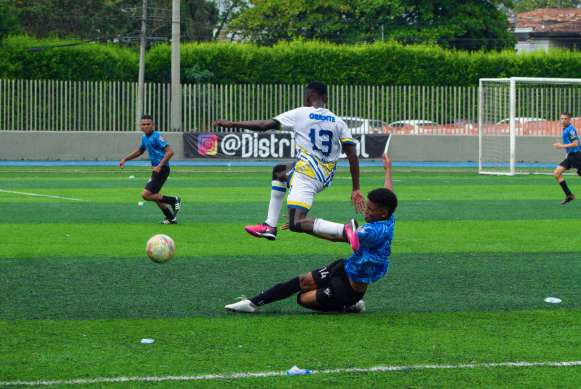 Fotos capturadas por una agencia profesional de fotografía, mostrando diversos estilos y escenarios.