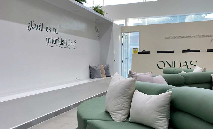 Impresiones en gran formato de una agencia de impresos, destacando diseños y materiales de alta calidad.