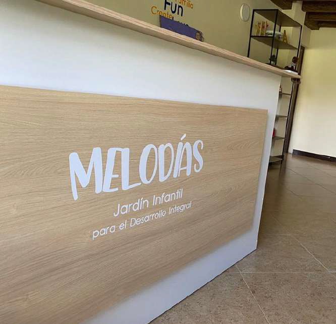 Impresiones en gran formato de una agencia de impresos, destacando diseños y materiales de alta calidad.