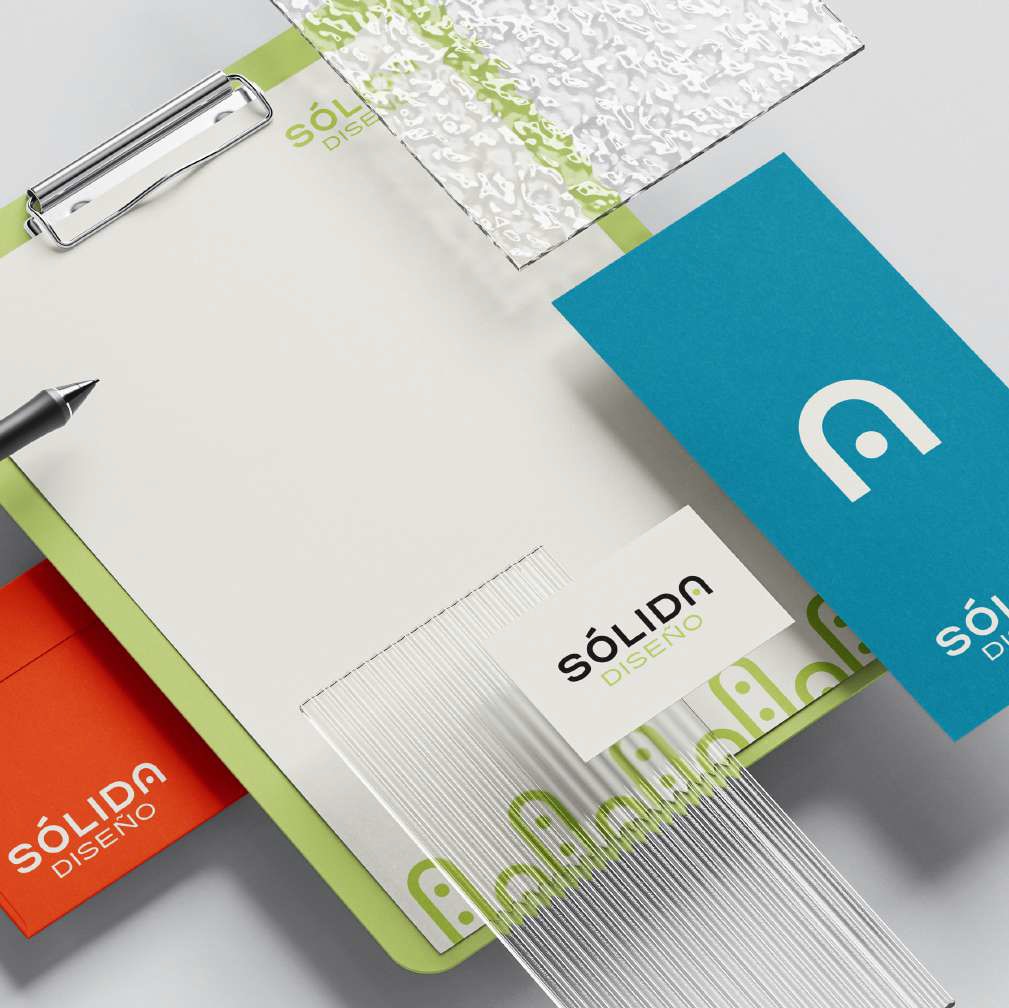 Impresiones en pequeño formato de una agencia de impresos, destacando diseños y materiales de alta calidad.