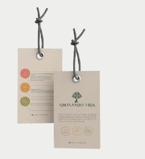 Impresiones en pequeño formato de una agencia de impresos, destacando diseños y materiales de alta calidad.