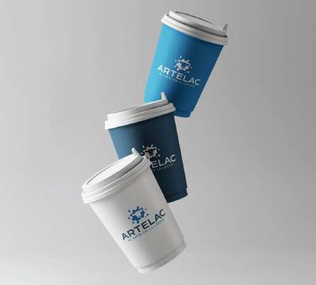 Impresiones en pequeño formato de una agencia de impresos, destacando diseños y materiales de alta calidad.